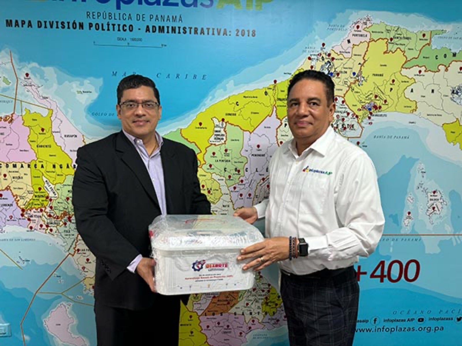 Entrega de kits Olibots Arduino Advanced entre el subdirector de operaciones de INFOPLAZAS AIP y el decano de la universidad Latina
