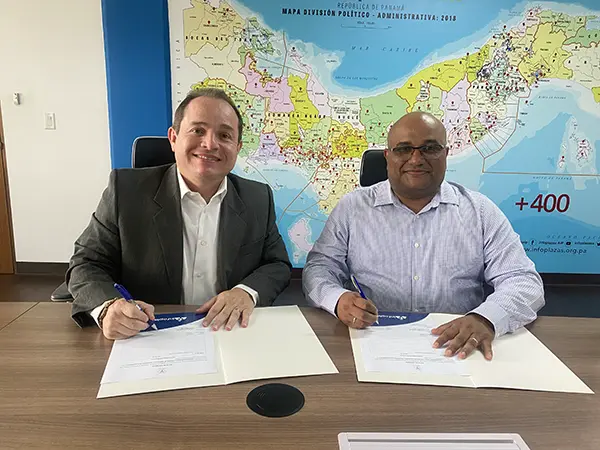 Firma de Entrega de kits Olibots Arduino Advanced entre el Decano de la Universidad del Istmo y el director de INFOPLAZAS AIP