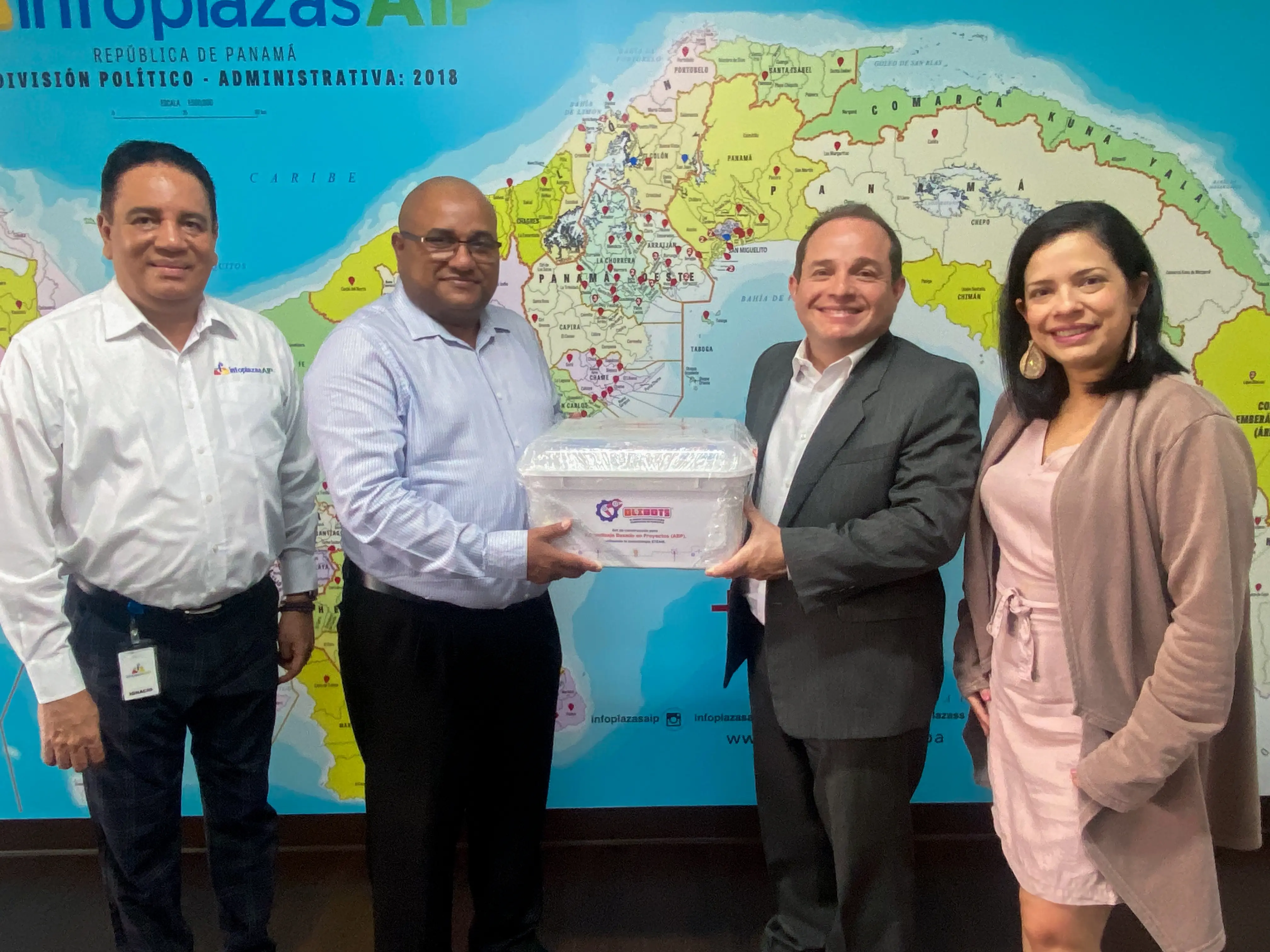 Entrega de kits Olibots Arduino Advanced a la universidad del Istmo