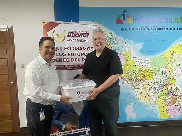 Entrega de kits Olibots Arduino Advanced entre el subdirector de INFOPAZAS AIP y el Rev. Manning