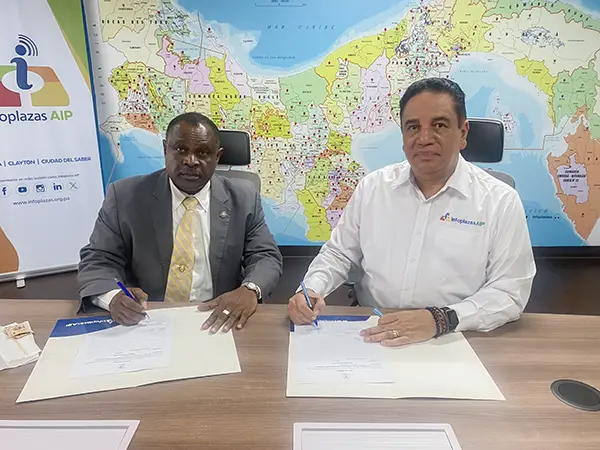 Firma del acta entre el Licdo. Ignacio Nelson subdirector de operaciones de INFOPLAZAS AIP y el decano dla UP