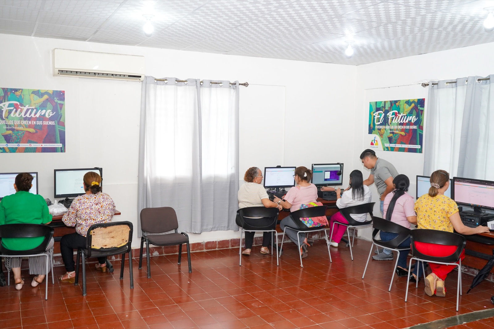 Formando Docentes con el Apoyo de las TIC en las Infoplazas, La Revolución Educativa del Siglo XXI