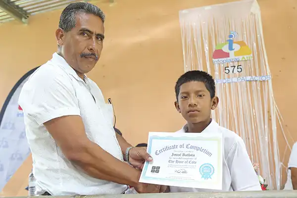 Licdo-Reinaldo-Mojica, director-de-la-Escuela de-Alto-Guayabo