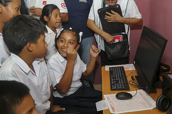 Niños de Alto Guayabo usando los equipos